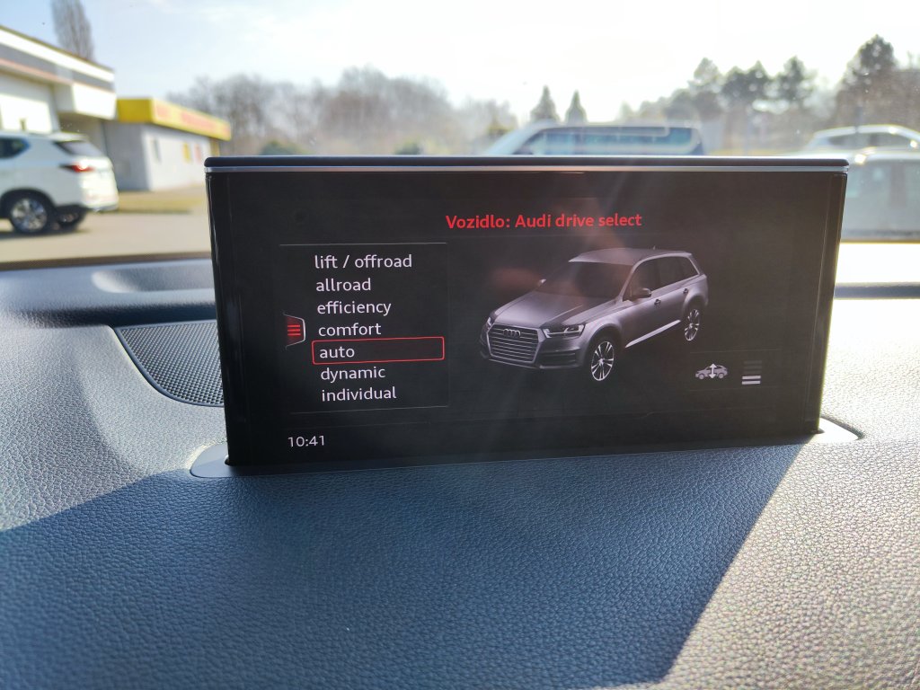 Audi Q7 S line 3.0TDI q.200kW 8AT 7míst,ČR,DPH,TZ,2x Kola