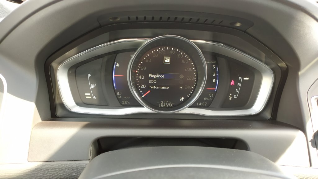 Volvo XC60 D4 5ti válec 2.4 140kW R-DESIGN AWD 6AT, TZ, Nez.Topení, DPH