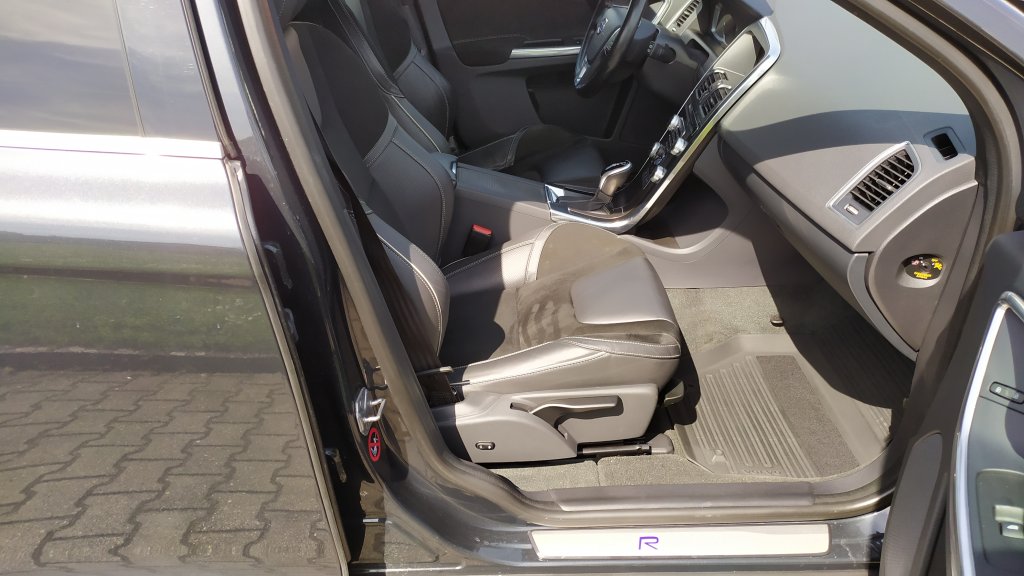 Volvo XC60 D4 5ti válec 2.4 140kW R-DESIGN AWD 6AT, TZ, Nez.Topení, DPH